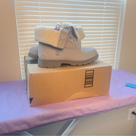 Women’s Grey Waterproof Faux Fur Timberland’s size 8.5 - Like new - Picture 7 of 7